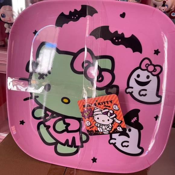 Hello Kitty set of 4 Melamine Dinner Plates - Picture 1 of 4